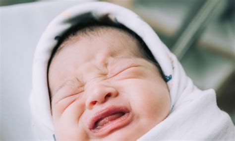 air mata bayi  lahir tak keluar  menangis