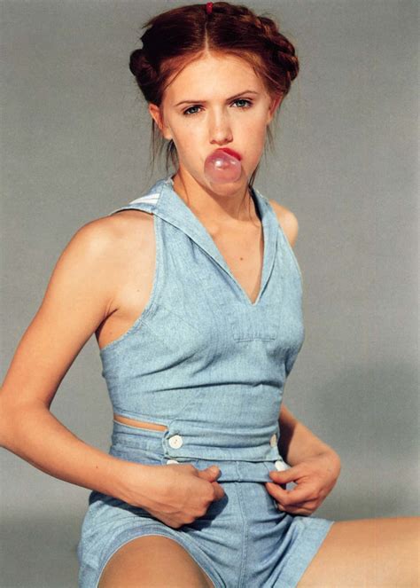 Dominique Swain Pictures (16 Images)