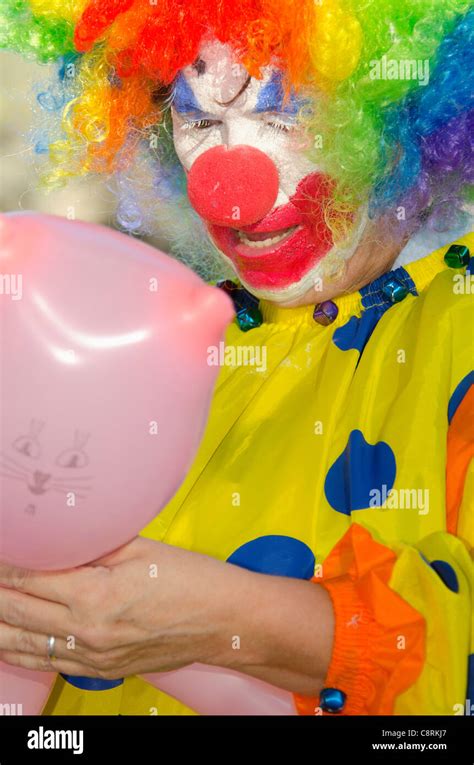 Clown making balloon animals hi-res stock photography and images - Alamy