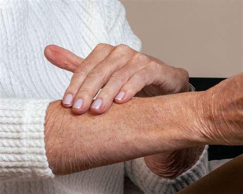 Trockene Haut im Alter – Richtige Hautpflege für Senioren – Unicare Company