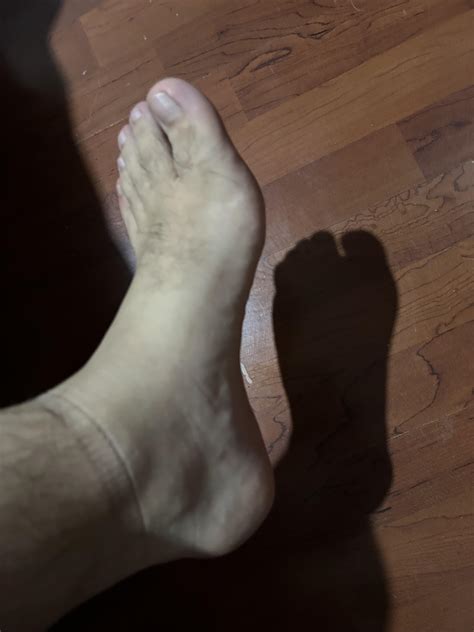 Look at this huge feet! 💪👅 : r/GiantMaleFeet
