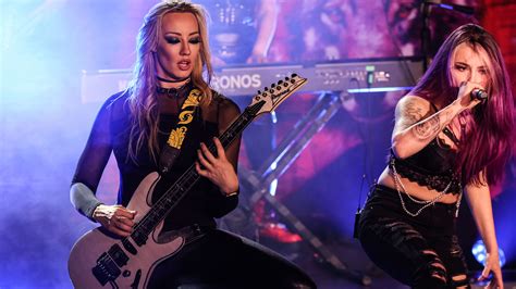See Nita Strauss perform a storming cover of Pantera's…