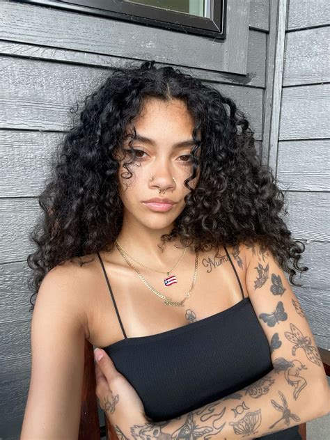 Pin by xxx,22 on Cabelo in 2025 | Beautiful curly hair, Baddie