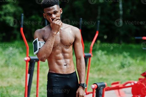 atleta masculino afroamericano sexy deporte torso desnudo hombre con