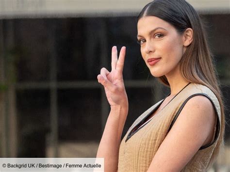 Iris Mittenaere en pleine baignade : elle plonge avec un bikini (très