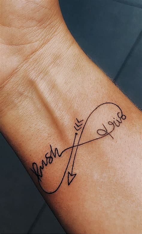 Тату на запястье бесконечность с именами ️ | Small infinity tattoos ...