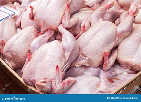 Мясо птицы готовое к продаже на рынке Стоковое Изображение ...
