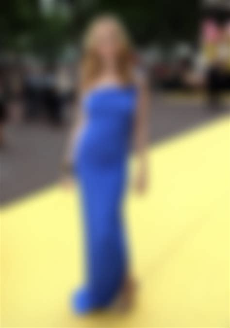 Braless Heather Graham on the yellow carpet : titsintops