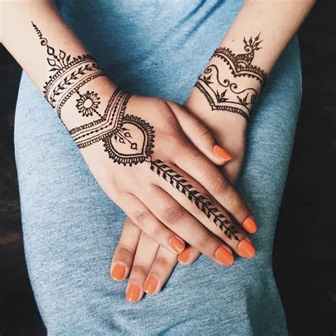 Tatuajes De Mujer En La Mano Rosas
