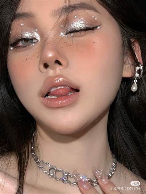 𝖿𝗈𝗅𝗅𝗈𝗐 𝗆𝖾⠀⠀⠀ | Makeup looks, Sparkly makeup, Rave makeup