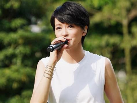 gigi leung performs  raise funds  construction workers