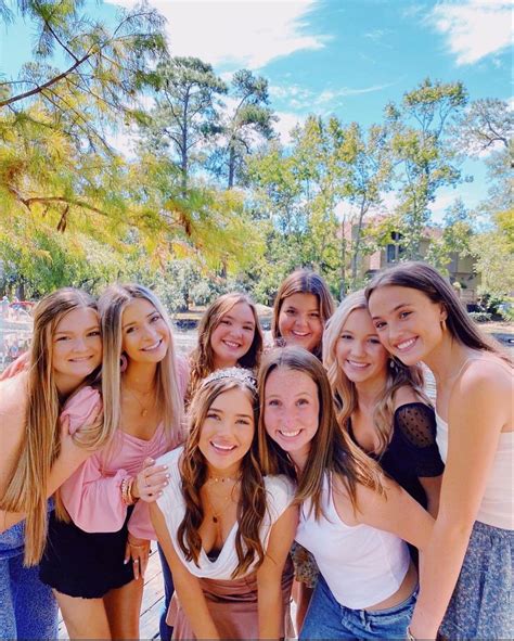 big friend group photoshoot  friend pictures photoshoot friend