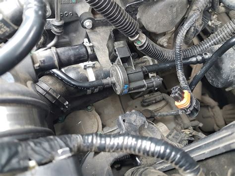 Замена клапана продувки адсорбера — Ford Focus Hatchback III, 2 л, 2012 ...