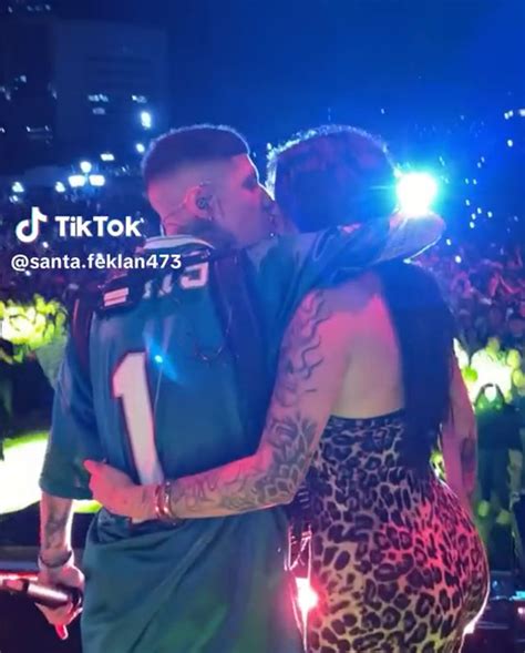 Karely Ruiz se besa apasionadamente con Santa Fe Klan en MacroFest (VIDEO)