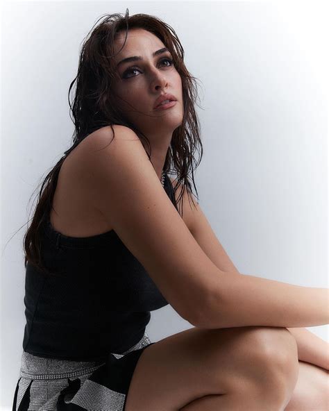 Esra Bilgiç sets internet on fire with new hot pictures - Pakistan Observer