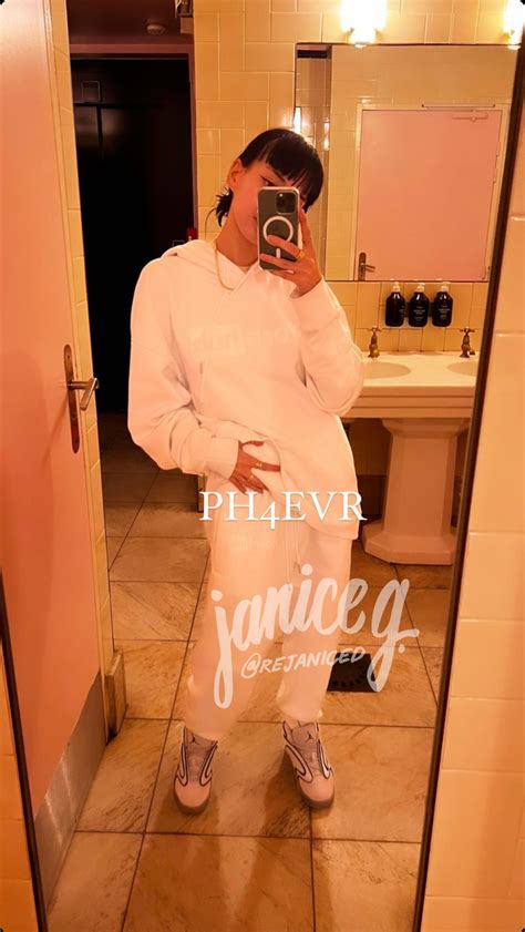 a lil mirror selfie 4 u 👼 : r/rejaniced