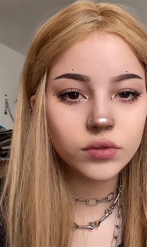 Pin by Yanthicha on make-up | Edgy makeup, Hippie makeup, No eyeliner ...