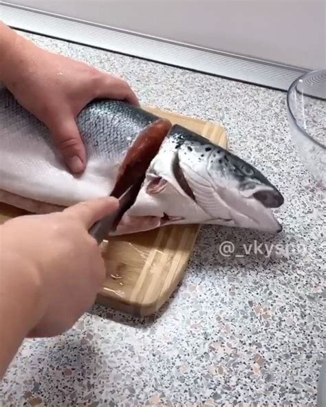 Разделываем лосося и солим его🐟 Готовить лосося мы будем методом сухого ...