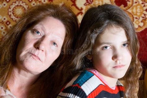 портрет бабушки внучки стоковое фото. изображение насчитывающей ссора ...