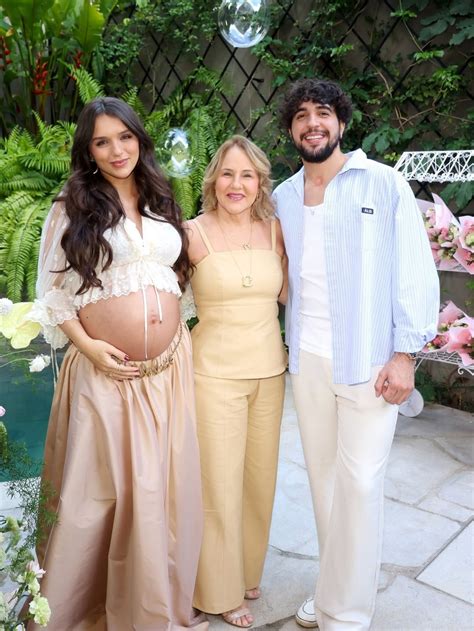 Rafa Kalimann abre álbum de fotos do chá de bebê para a filha, Zuza