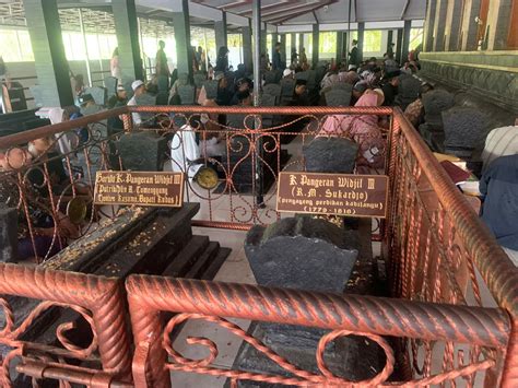 libur lebaran makam sunan kalijaga ramai peziarah