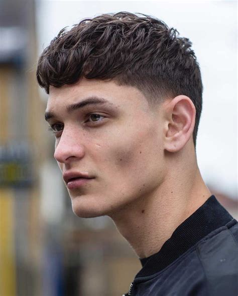Potongan Rambut Pendek Ikal