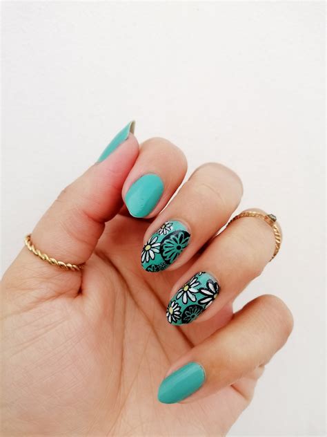 daisy nail art design 8