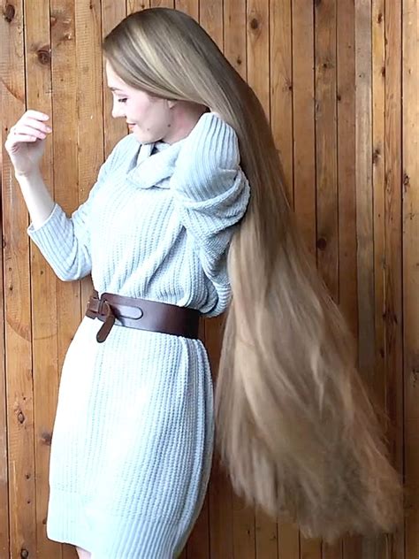 VIDEO - Blonde hair smelling perfection