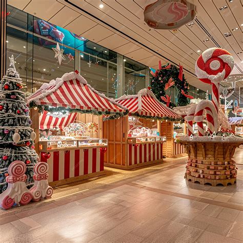 10h There is a Christmas market in the center pit of a shopping mall