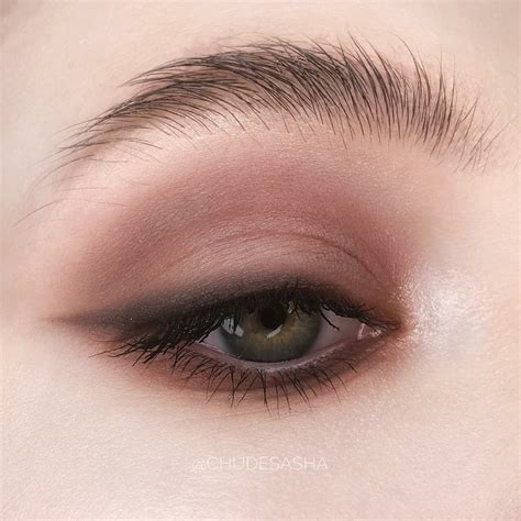 Стрелка тенями,макияж в коричневых тонах | Eye makeup, Makeup eyeliner ...