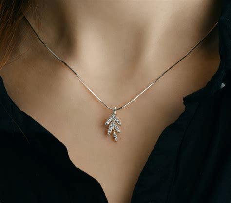 Срібний кулон у формі гілочки з фіанітами - Dadiverin Jewelry
