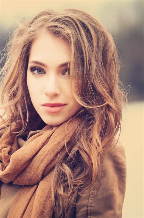 Stylists are arguing over the best hair balayage application methods 19