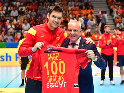 Ángel Fernández, homenaje por su partido 100 con los 'Hispanos'