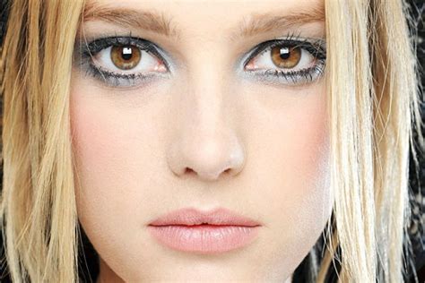 Makeup for blondiner med brune øjne (trin for trin fotos og video)