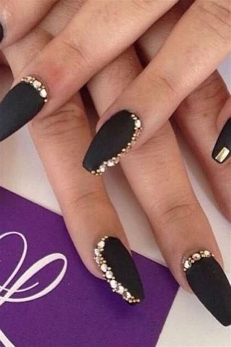 Czarne paznokcie: 16 przepięknych inspiracji | fitandfashion.pl