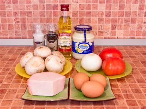 Салат с ветчиной, грибами и помидорами