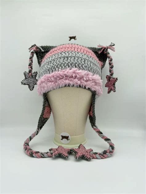 Ushanka style cat beanie in greys and pinks 🧶💕 | Crochet hats, Crochet ...