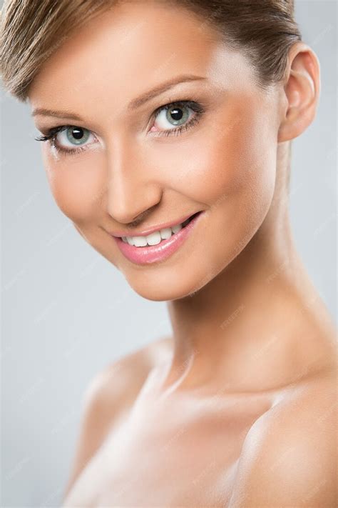 mulher de aparencia natural esta feliz  sua beleza foto gratis