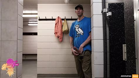 Johnholmesjunior no vestiário aberto em Burnaby Sports Complex ...