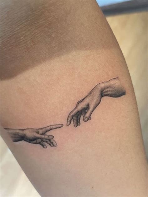 Mão De Deus Tatuagem - Descubra o Simbolismo Intrigante das Tatuagens da Mão de Deus e Adão ...
