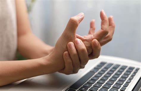 Dealing with repetitive strain injury: symptoms, causes and treatment ...