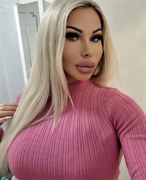 Looking pretty while sucking : r/LashesFetish