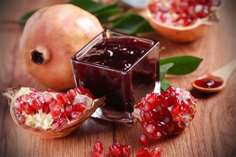 Маски из граната для лица: чем полезны и как их готовить дома