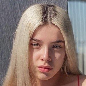Arilena Ara - Age, Family, Bio | Famous Birthdays