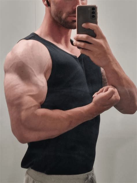 Bicep Gains : r/BigAndMuscular