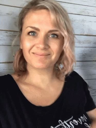 Convovrs Karina GIF - Convovrs Karina Hello - Discover & Share GIFs