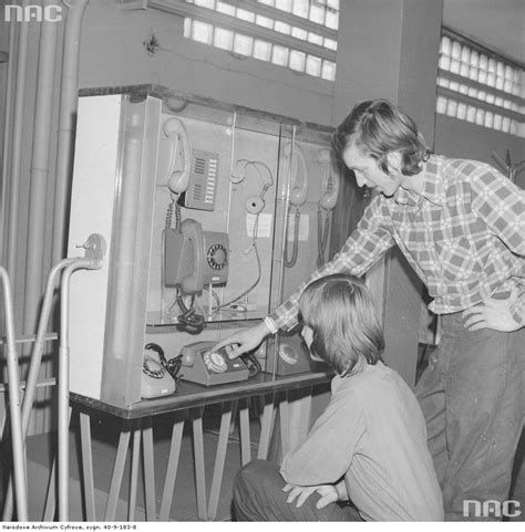 Stare telefony, budki telefoniczne i centrale. Ktoś to jeszcze pamięta