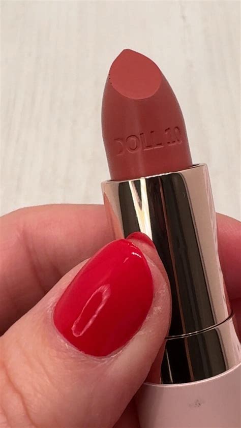 This Serum-Based Plumping Lipstick Is a Must-Have for Dry Lips