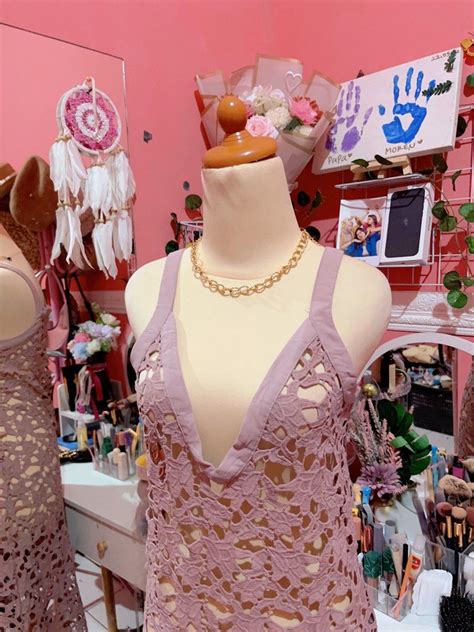 Brukat dres nerawang, Fesyen Wanita, Pakaian Wanita, Gaun & Rok di ...