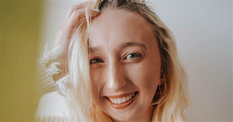 Testing Viral Tik-Tok Photo Shoots: The Post-It Note — Michele, One "L"